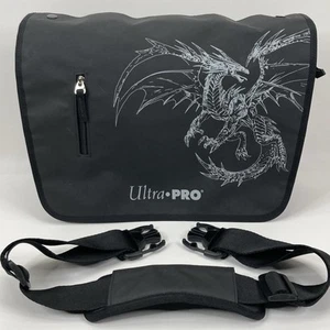 ULTRA PRO Gamer Messenger Laptoptasche KP Face Off Dragon Blue Tab gelb gefüttert - Bild 1 von 23