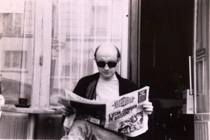 Michel Blanc lisant Libération en terrasse — tirage argentique d'époque — 12,5x9 - Picture 1 of 3