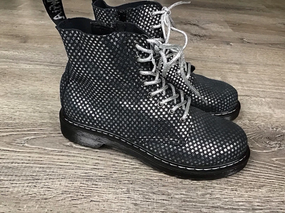 Botas Dr Martens 1460 Pascal Y Stars Brillo Para Mujer EE. UU. Talla 6 Negro Gamuza Cremallera Foto 1 de 4
