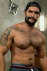 PHOTO 4X6 B709 mâle sans chemise barbe musclée poitrine tatouée clou de bœuf
