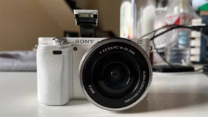 Cámara digital Sony Alpha A6000 24,3 MP 16-50 mm lente-sensor perfección- 96-98 nueva - Imagen 1 de 33