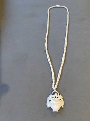 Chinese Hand Carved 2.25” Chrysanthemum Flower Basket Pendant and 27” Necklace Foto 1 de 4