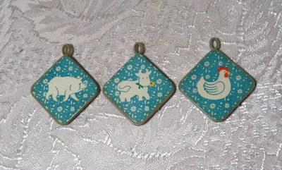 3 SOPORTES HOTPAD VINTAGE AZUL Y BLANCO 1978 ARJON PLÁSTICO IMANES CERDO/VACA/GALLINA Foto 1 de 4