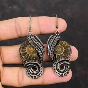 "Regalo de cobre fósil de amonita para dama de honor pendientes envueltos en alambre de 2,72" - Imagen 1 de 6