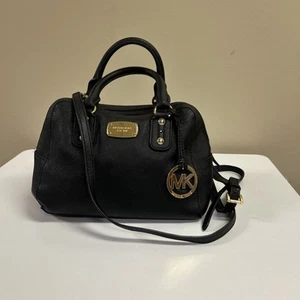 Borsa a tracolla Michael Kors M in pelle nera Xbody zip oro GUC 7433 logo charm - Foto 1 di 17