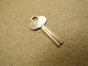 Cassetta portachiavi baule vintage serratura antica scrivania armadio non tagliato Ilco 1051S ? - Foto 1 di 6