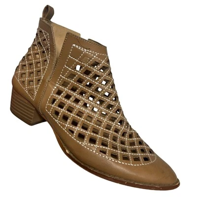 Cape Robbin 女式短靴 9 码棕褐色穿孔素食皮靴 — 第 1/4 张图片