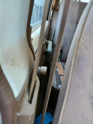 Cinturón de seguridad delantero derecho 89 Trooper Isuzu usado color tostado 4 puertas  Foto 1 de 4