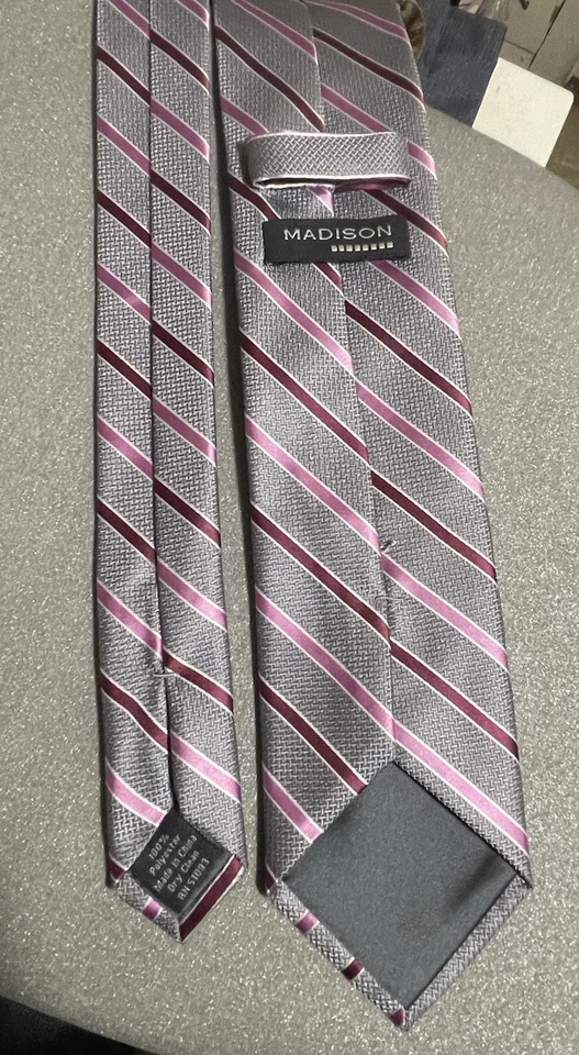 Corbata de poliéster Madison rayas rosas rojas y grises Foto 1 de 3