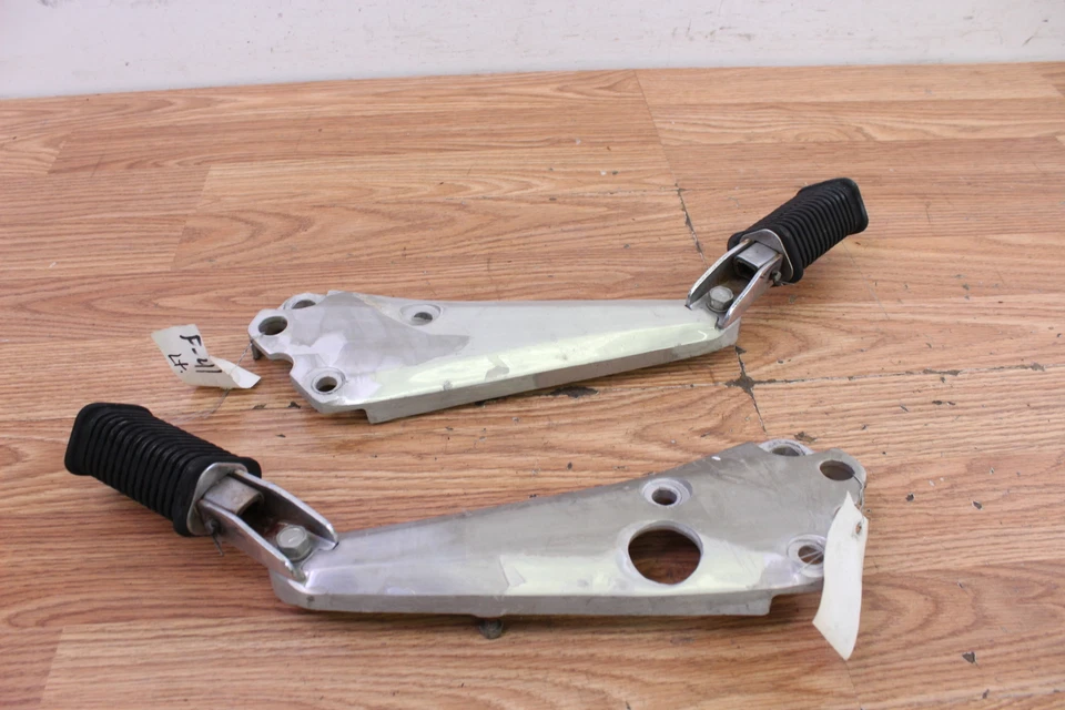 Suzuki GS450L 1983 estriberas traseras izquierda y derecha con soportes para mufflet - par Foto 1 de 4