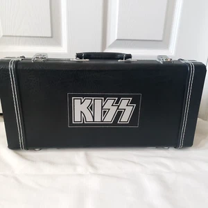 Kiss Definitive Collection 5 CD Gitarrenkoffer Deluxe Edition Box Set - Bild 1 von 21