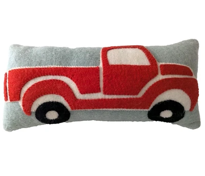 Almohada lumbar West Elm Kids The Old Truck roja camioneta 19,5x9 en azul rectangular Foto 1 de 4