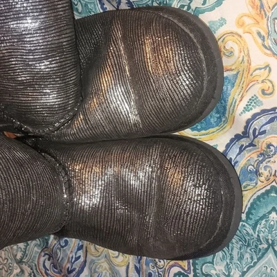 Botas Ugg Big Kids Chelsea Bow Back negras y plateadas metálicas juveniles talla 4 Foto 1 de 4