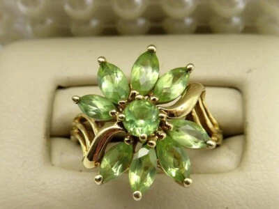 Anillo de compromiso flor enchapado en oro amarillo de 14 k peridoto moissanita marquesa de 2,30 quilates Foto 1 de 4