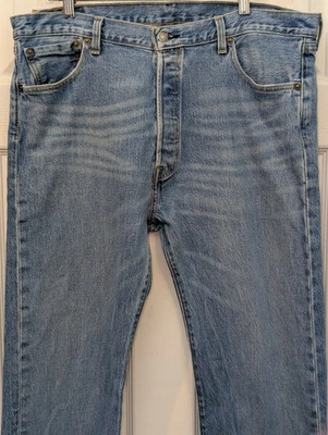 Мужские джинсы Levi's 36x34 синие 501 прямой покрой на пуговицах легкая стирка - Изображение 1 из 4
