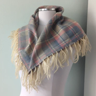 Bufanda de Colección Años 50 Bebé Azul y Rosa Hilo a Cuadros Borde Flecos Sin Marca - Casi Cuadrada Foto 1 de 4