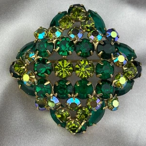 Vintage Square/Diamond-Shape Gold Tone Pin Brooch Greens Well Made - Picture 1 of 10