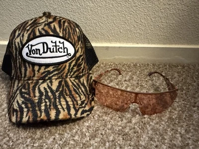 Sombrero de camionero de terciopelo con estampado de tigre Von Dutch - Snapback ajustable y gafas de sol  Foto 1 de 2
