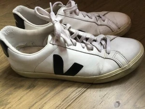 VEJA T2 Low Casual Lifestyle Sneakers Shoes White & black Leather trainers UK 7 - Picture 1 of 13