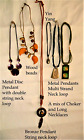 mała kolekcja nowocześnie zaprojektowanych naszyjników choker i długich z wisiorkami