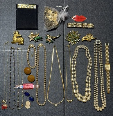 Important lot de bijoux anciens : colliers, boucles d'oreilles, bracelets, Etc… - Immagine 1 di 4
