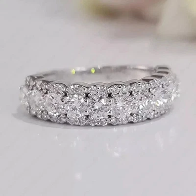 Alianza redonda de media eternidad de diamantes creados en laboratorio de 2 quilates enchapada en oro blanco de 14 quilates Foto 1 de 4