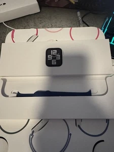 Apple Watch SE 2e génération 40 mm GPS argent avec bracelet sport denim S/M MXEC3LL/A 4H5W - Photo 1 sur 4