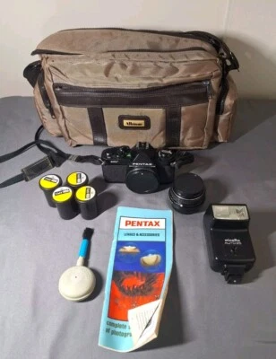 Excelente cámara vintage Pentax MV 35 mm, lente de 50 mm, flash Minolta, estuche y película Foto 1 de 4