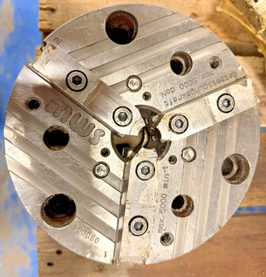 Mandril de 3 mordazas SMW 8-1/4", MODELO #KNC S 210-45, SN090001, MAX 5000 RPM. Foto 1 de 4