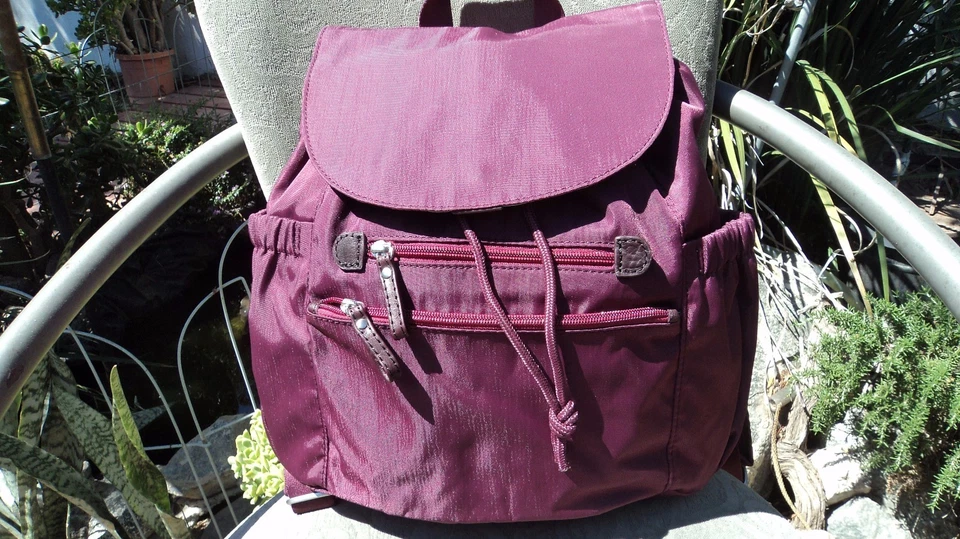 Mochila Osgoode Marley 8309 Raisin Cityscape Foto 1 de 4