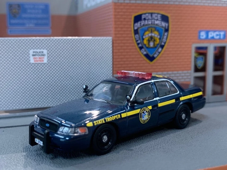596MODEL CZ 1:64 596 Blue State Trooper Police Crown Victoria Model Diecast Display Car