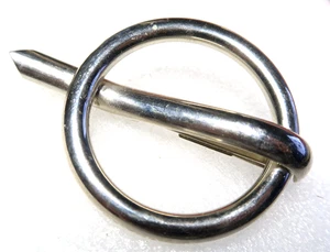 VINTAGE MODERNE SILBERFARBENE ANSTECKNADEL BROSCHE ~ SIGNIERT: U. CORREANI MADE IN ITALY - Bild 1 von 3