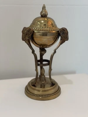 Quemador o incensario de pastillas de bronce Amtiqur, posiblemente del siglo XIX. Foto 1 de 4