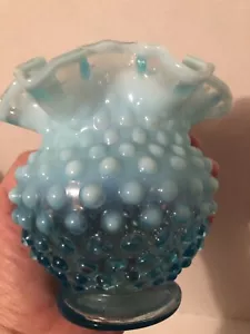 "Florero acanalado pequeño redondo opalescente Hobnail de vidrio Fenton de 5"" de alto" - Imagen 1 de 6