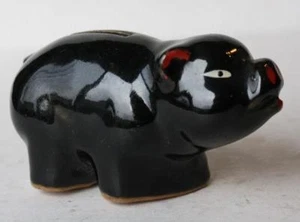 Estatuilla de Cerdo Tamaño Pequeño Hucha Redware Negro Rojo Orejas Nariz Boca Japón ---- - Imagen 1 de 1