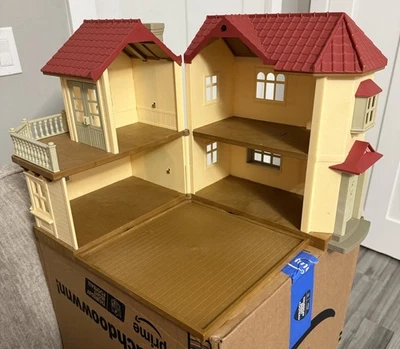 Casa adosada de lujo con techo rojo Calico Critters de época vintage con accesorios para el hogar Foto 1 de 4