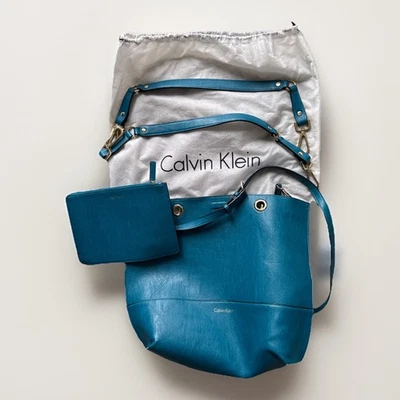 BOLSO DE MANO CALVIN KLEIN XL CUERO AZUL BRILLANTE Foto 1 de 4