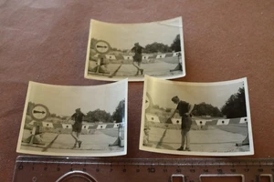 drei alte Fotos Mann an Sperrböcke  DDR ? Grenze ? Hintergrund Strassenschilder - Picture 1 of 5