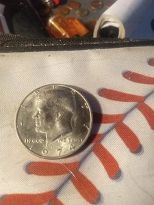 1974 D Half Dollar Error The E In We An The T In Trust The 9 In 1974 - Picture 1 of 9