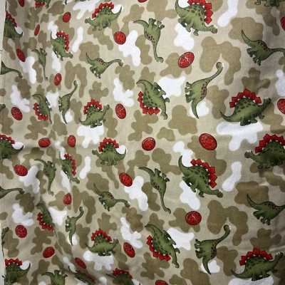 NUEVO Camuflaje Dinosaurio Triceratops Algodón Franela Tela 42" Ancho x 3 Yardas Foto 1 de 4