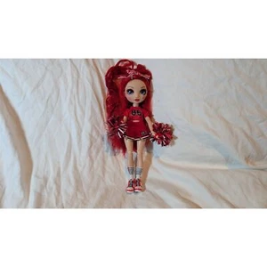Cheerleader Anderson Rainbow High Ruby con pom pom - Foto 1 di 3