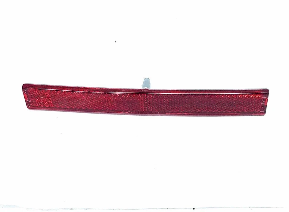 Reflector de parachoques trasero rojo GM 915055 para Oldsmobile Regency Pontiac J2000 Sunbird Foto 1 de 4