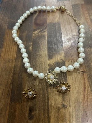 "Juego de aretes Kate Spade Dazzling Daisies 20"" de perlas florales/margarita" Foto 1 de 4