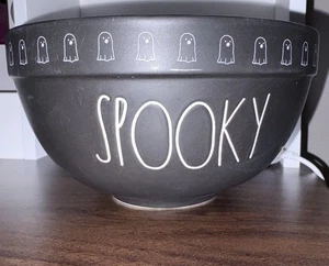 Rae Dunn Halloween "SPOOKY" DW HOME grande candela vecchio stile profumo vaniglia NUOVO - Foto 1 di 5