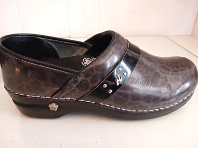 Sanita Danish Clogs Sz 39 8.5 Gray Black Leopard Patent Leather Shoes Closed Bac - Image 1 of 4