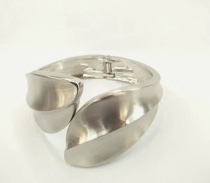 Chic Modern Matte Stainless Silver Metal Bypass Hinge Closure Bangle Bracelet - Picture 1 of 3