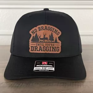 Sombrero parche de cuero negro para caza ciervos sin presumir hasta que estés arrastrando - Imagen 1 de 4