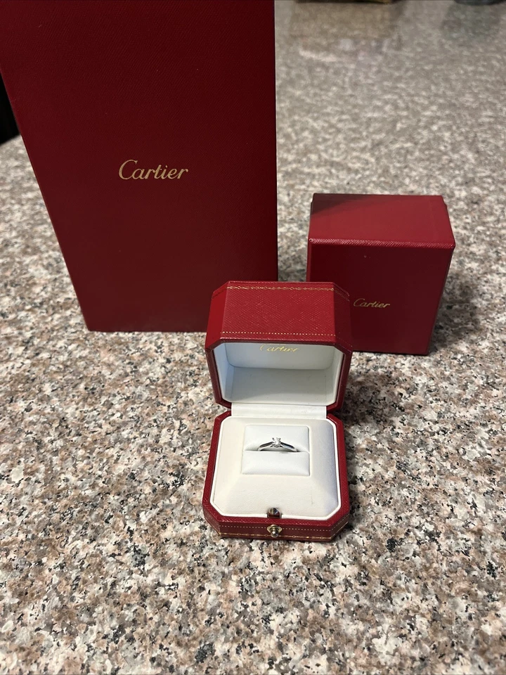 Anillo solitario Cartier 1895 platino 0,25 quilates Foto 1 de 4