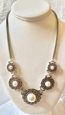 Collar Scroll By Dillard’s Nuevo con Etiquetas Tono Plata Imitación Perla Ajustable Sin Níquel Foto 1 de 4