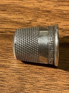 Antico ditale da cucire vittoriano in argento sterling marcato Simons Brothers 12 - Foto 1 di 5